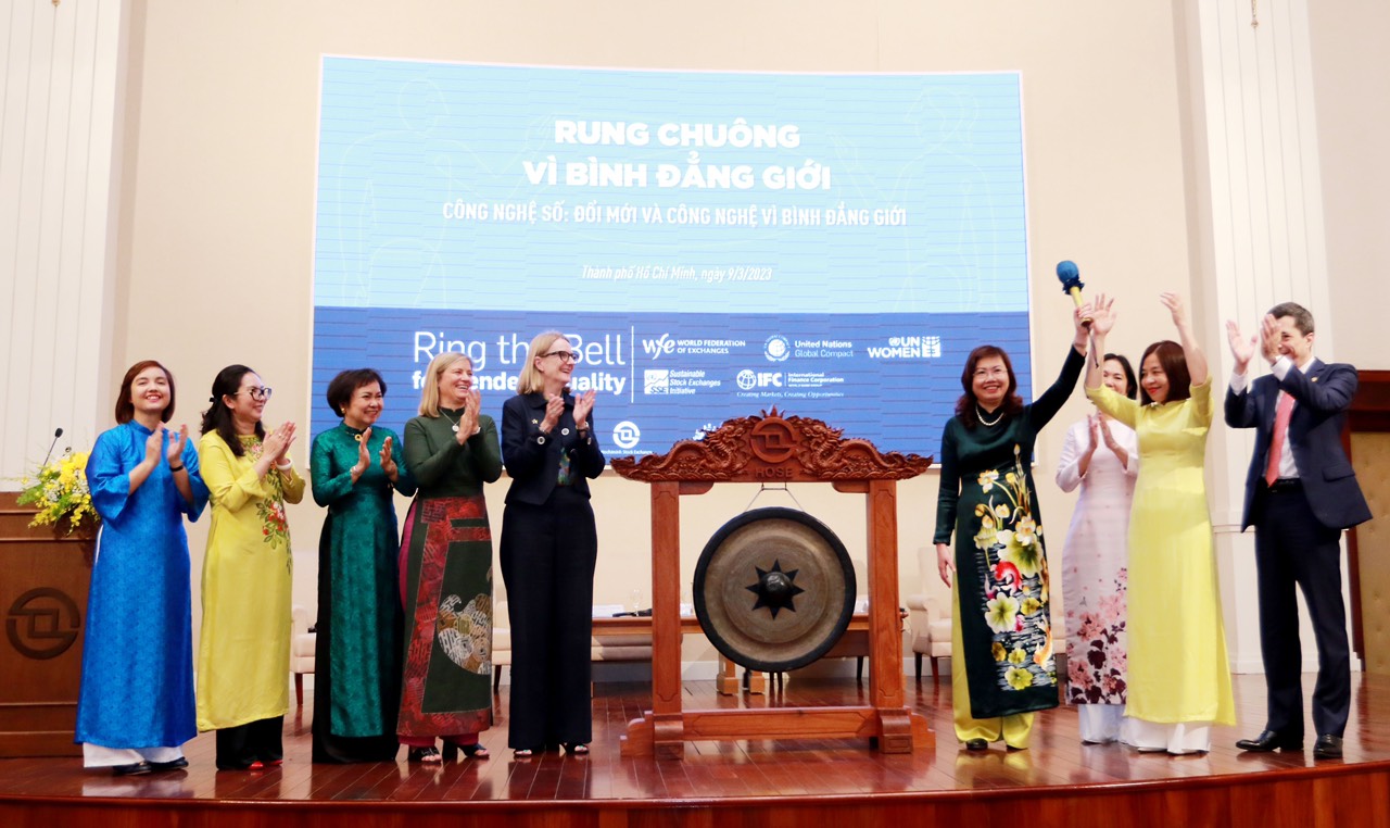 Đại diện HoSE cùng UN Women, Hội đồng Doanh nhân nữ Việt Nam và Tổ chức IFC hiện diện trong nghi thức “Rung chuông vì bình đẳng giới” sáng 9/3. Ảnh: BTC 