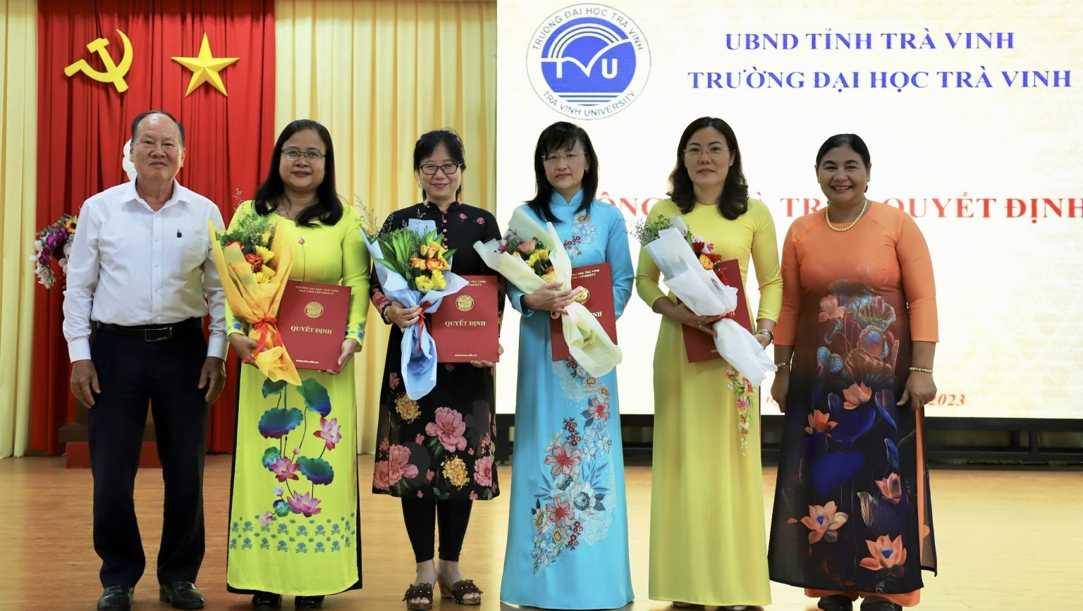 Lãnh đạo Trường đại học Trà Vinh tặng hoa chúc mừng Ban Giám hiệu Trường Ngôn ngữ - Văn hóa - Nghệ thuật Khmer Nam bộ và Nhân văn.  