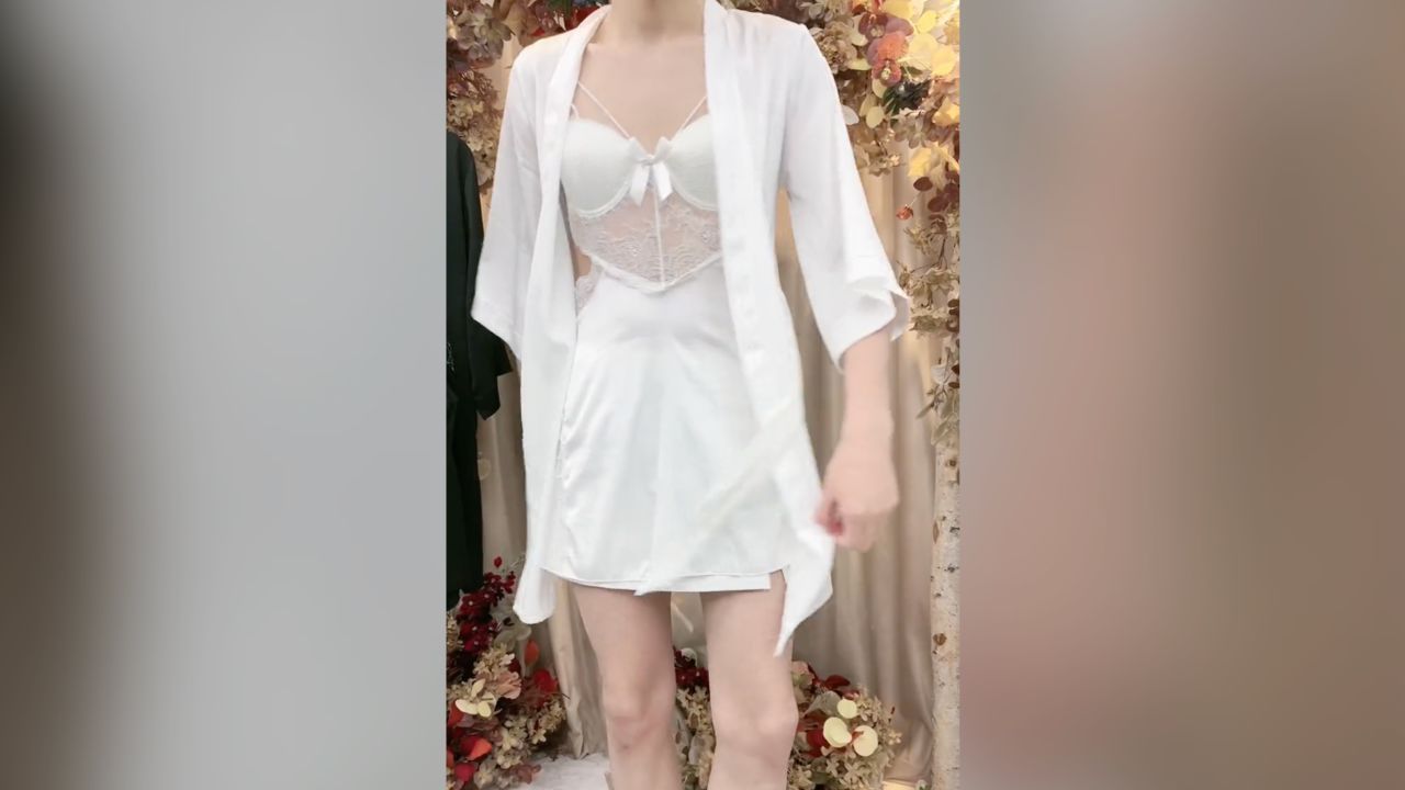Một người đàn ông tạo dáng trong bộ váy trắng và áo choàng được đăng trên nền tảng chia sẻ video Douyin của Trung Quốc vào ngày 17 tháng 12 năm 2022.