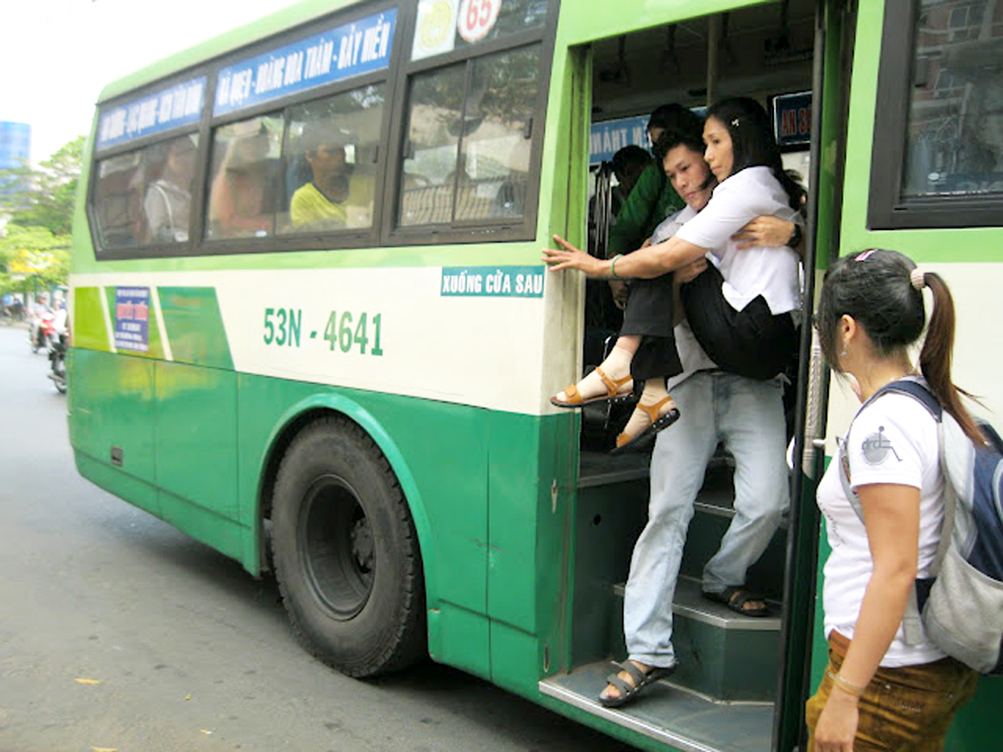 Hỗ trợ người già, người khuyết tật khi đi xe buýt sẽ tạo nên văn hóa xe buýt - ẢNH: D.R.Đ.