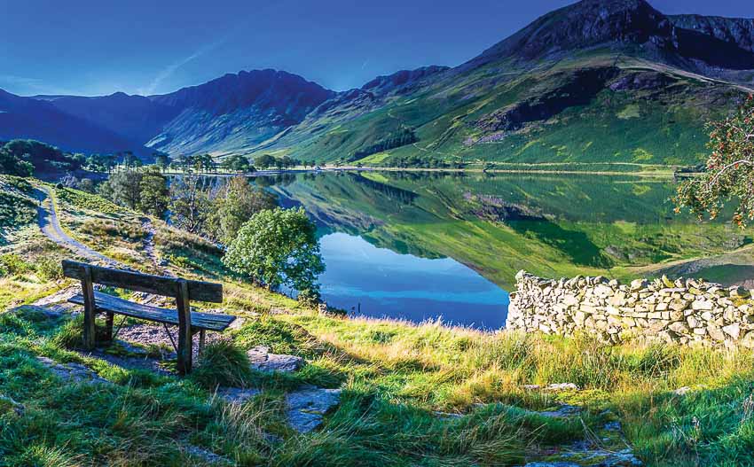 Những ngọn núi đầy kịch tính, thời tiết ủ rũ và những hồ nước cổ kính, tất cả đã góp phần khiến Lake District được UNESCO bảo tồn trở thành nguồn cảm hứng cho các nghệ sĩ, những người mơ mộng và những kẻ lang thang.  Thơ của Wordsworth và Coleridge đã giúp biến góc tuyệt đẹp này của nước Anh thành thiên đường của khách du lịch, trong khi những cuốn sách hướng dẫn vẽ tay và bản đồ của người đi lang thang Alfred Wainwright đã biến nó thành một việc phải làm đối với những người đi bộ và những người muốn thoát khỏi sự nhộn nhịp của thành phố.