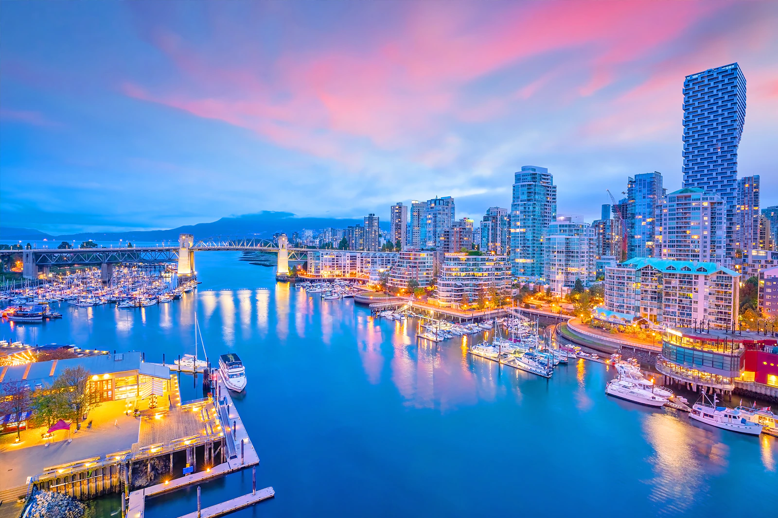 Vancouver, Canada: Với hơn 3.220 km đường bờ biển, gần 10.000 hồ nước và những ngọn núi cao vút, đảo Vancouver được ví như Canada thu nhỏ. Cầu treo Capilano, khu vườn The Butchart Gardens, phố cổ Historic Gastown, bến du thuyền Canada Place... là những địa danh nổi tiếng tại đây. Ảnh: Hotels.com.[vinh ha long lot top anh 4]