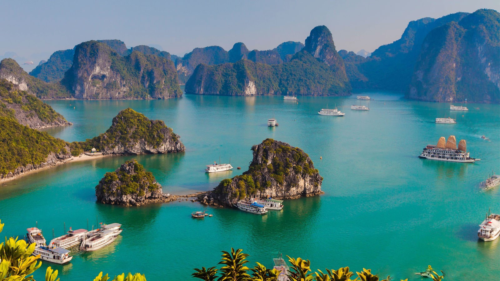 Vịnh Hạ Long, Việt Nam Vịnh Hạ Long là một trong những thắng cảnh thiên nhiên nổi tiếng nhất ở Đông Nam Á và là một trong những nơi đẹp nhất ở Việt Nam.  Với 1.969 hòn đảo nhỏ bằng đá vôi khổng lồ và vùng nước sâu, trong xanh, nơi có vô số ngôi làng nổi, đây là nơi mà thời gian như ngừng trôi.