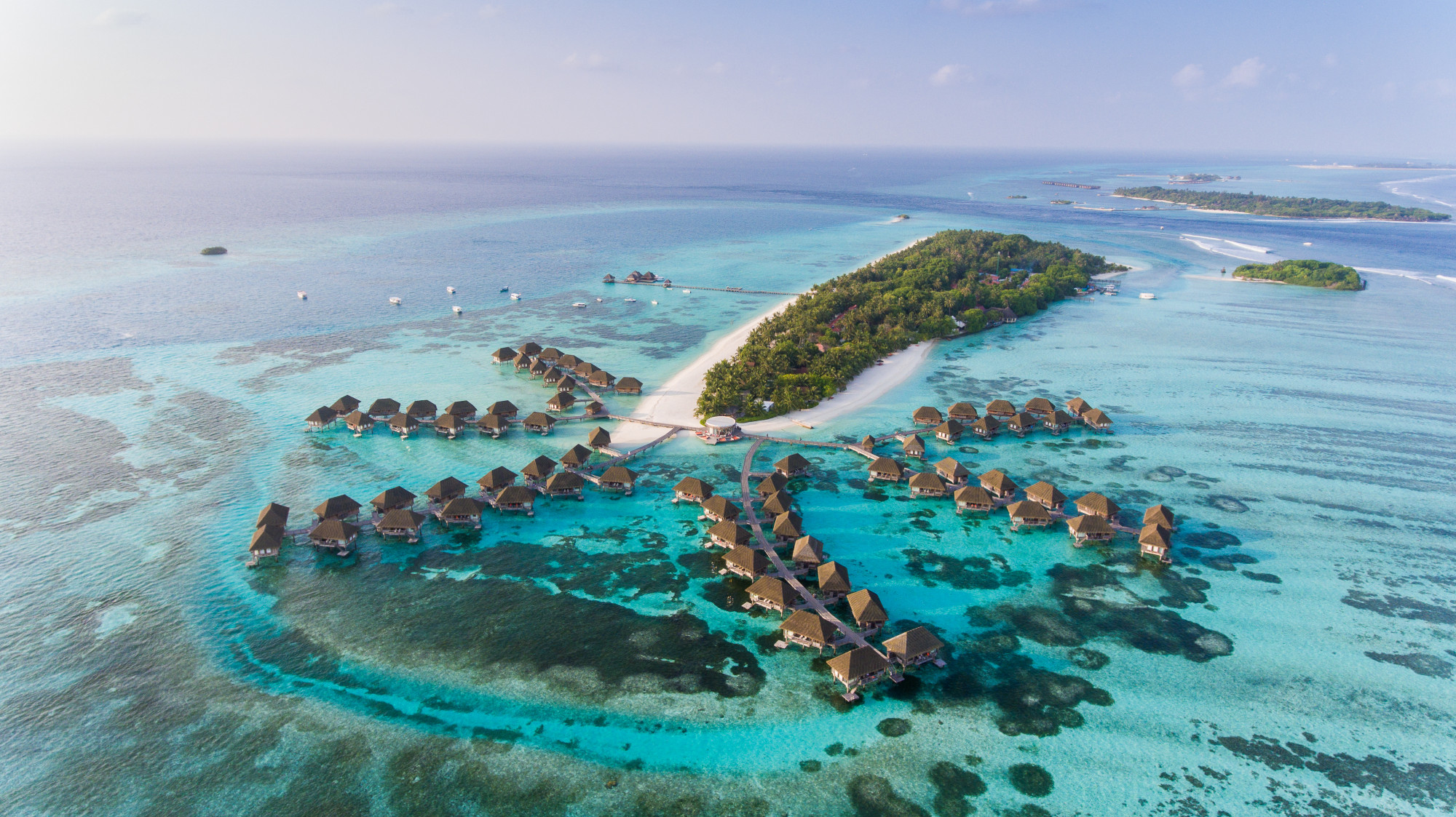  1.200 hòn đảo có màu trắng như cát, nước có màu xanh thẳm khiến tất cả các vùng biển khác chìm trong bóng râm. Quốc gia Maldives ở Ấn Độ Dương đã phát triển thành điểm nóng nhiệt đới hàng đầu thế giới là có lý do.  Trên hết, có rất nhiều bãi biển để dạo quanh, với hơn 100 khu nghỉ dưỡng tư nhân và những nhà nghỉ thân thiện, giá cả phải chăng xung quanh đảo san hô Male và Ari. Nhâm nhi một ly cocktail, bơi lội hoặc lặn đến một số rạn san hô đẹp nhất hành tinh, nơi những đàn cá quét qua và cá mập ẩn mình dưới đáy sâu.