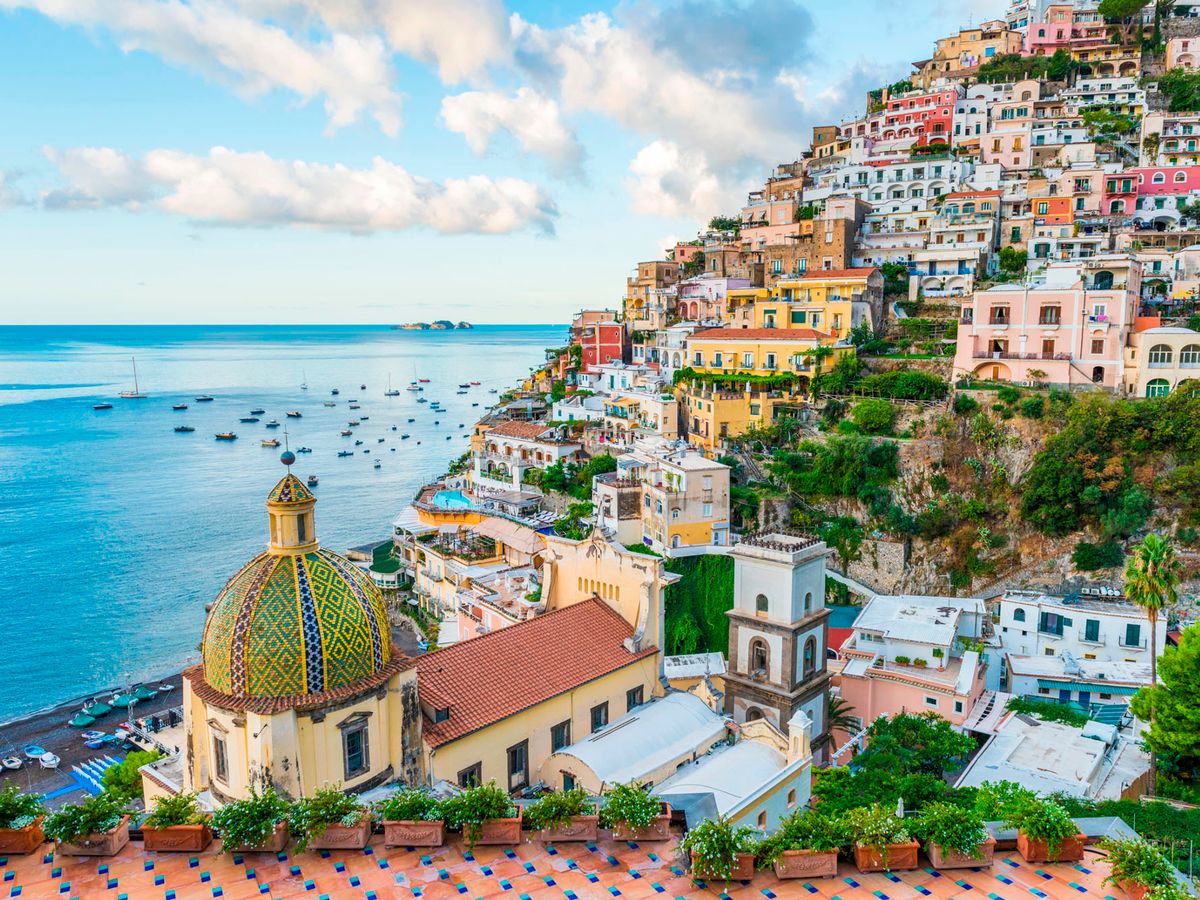Nằm trên Bờ biển Amalfi tuyệt đẹp của Ý, Positano là một trong những ngôi làng đẹp nhất ở Châu Âu. Được biết đến với các khách sạn cổ điển tuyệt đẹp và các nhà hàng ven biển, chưa kể đến Nhà thờ Maria Assunta theo phong cách Byzantine, nơi đây là nơi nghỉ ngơi hoàn hảo trong mùa hè.