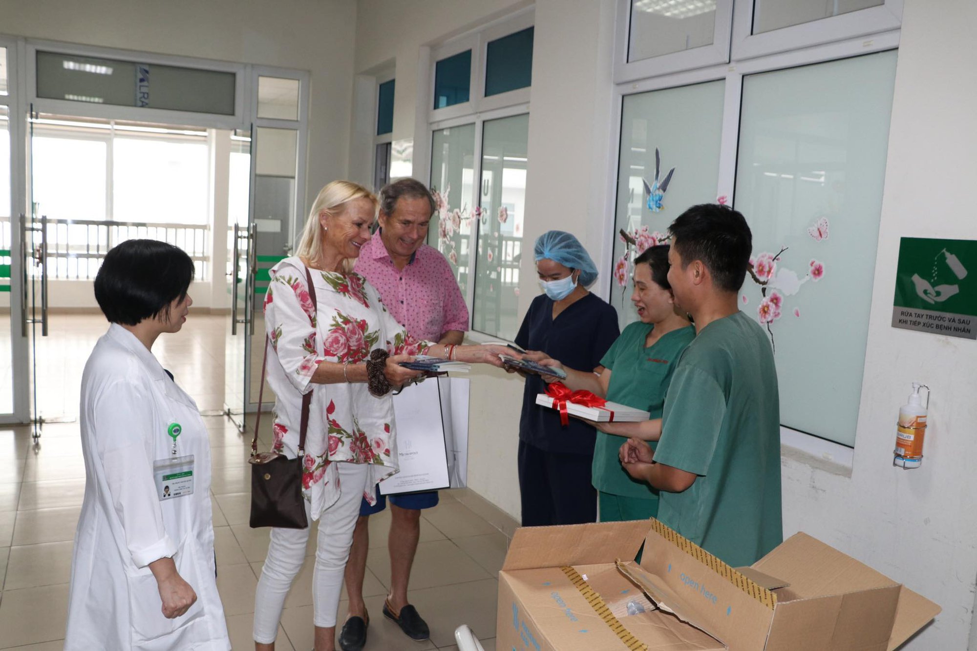 Hai vợ chồng bà Shan Coralie Barker đã tặng các y bác sĩ cuộc sách dày hơn 100 trang kể về hành trình chiến thắng Covid-19 tại Việt Nam với nhiều lời xúc động về các nhân viên y tế Việt Nam - Ảnh: BVCC