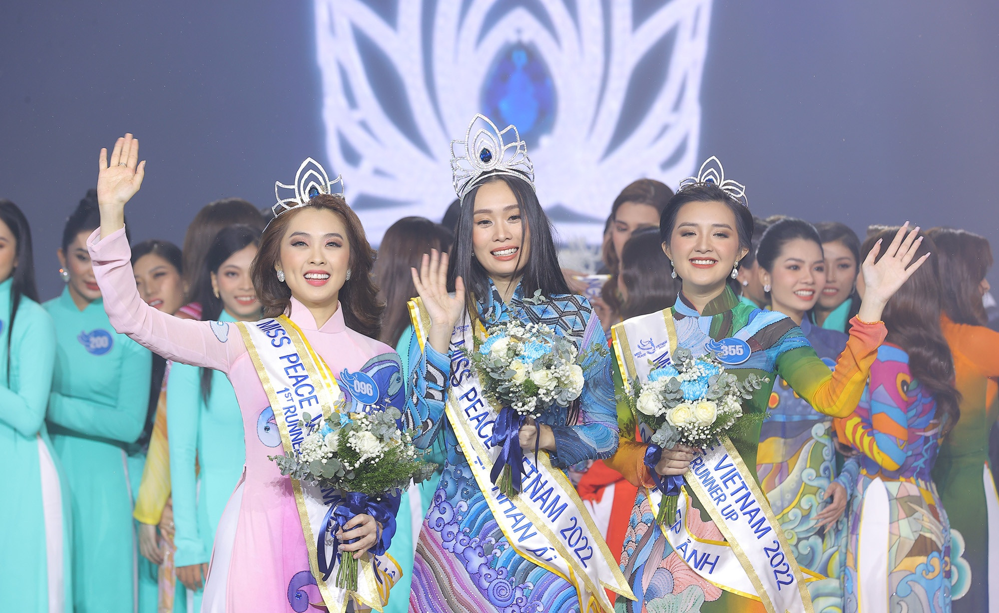 Top 3 chung cuộc Miss Peace VietNam 2022, từ trái sang phải gồm: 