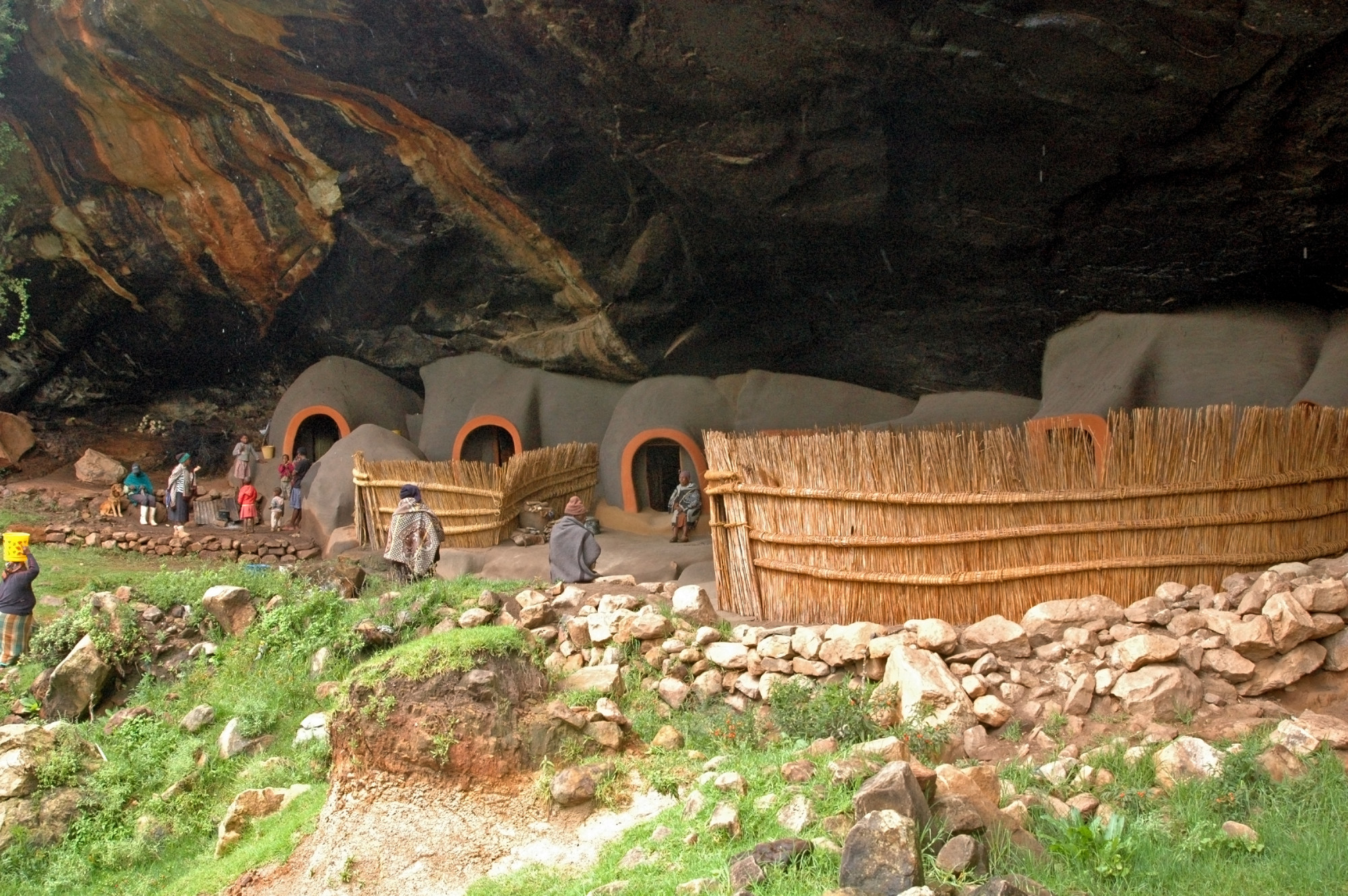 Kome Cave Dwellings (Lesotho): Nhà ở hang động Kome (Lesotho) Được xây dựng bên dưới một vách đá lớn ở Lesotho, những ngôi nhà trong hang động Kome được xây dựng vào cuối thế kỷ 19. Nằm cách Maseru, thủ đô của đất nước, khoảng một giờ đi xe, cư dân hiện tại là hậu duệ của bộ lạc Basia, mặc dù lịch sử đầy đủ của những ngôi nhà độc đáo vẫn chưa được  biết . Những ngôi nhà được xây dựng từ bùn, và theo  Atlas Obscura , một số gia đình sẽ chào đón du khách vào bên trong.