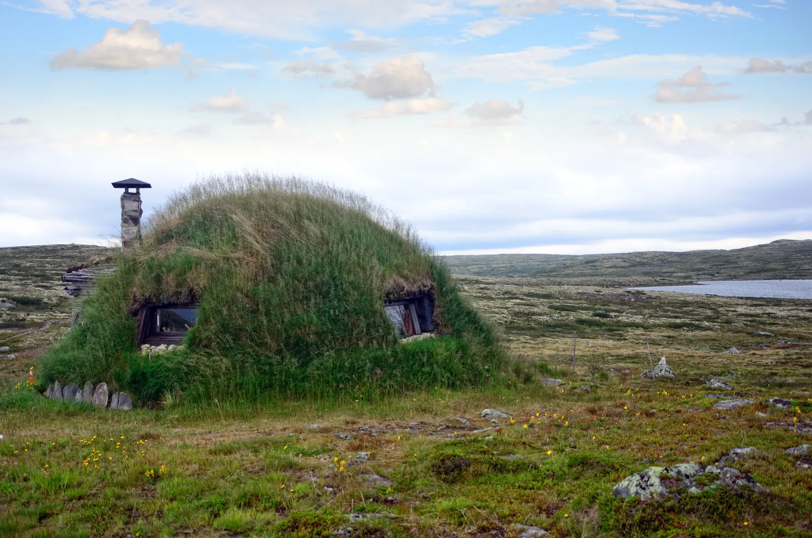 Túp lều cỏ (Na Uy)Trong thế giới ngày càng quan tâm đến tính bền vững của chúng ta, không có gì lạ khi nhìn thấy những mái nhà xanh hoặc sống động trong các ngôi nhà. Điều đó nói rằng, không phải hàng ngày bạn nhìn thấy một ngôi nhà được bao phủ hoàn toàn bởi cây cối, giống như ngôi nhà này ở Na Uy. Mặc dù túp lều này nằm trong Công viên Quốc gia Hardangervidda, nhưng bạn có thể thuê một cabin tương tự ở các vùng khác của đất nước, bao gồm cả  Vilgesvarre-Blåfjell ở Harstad.