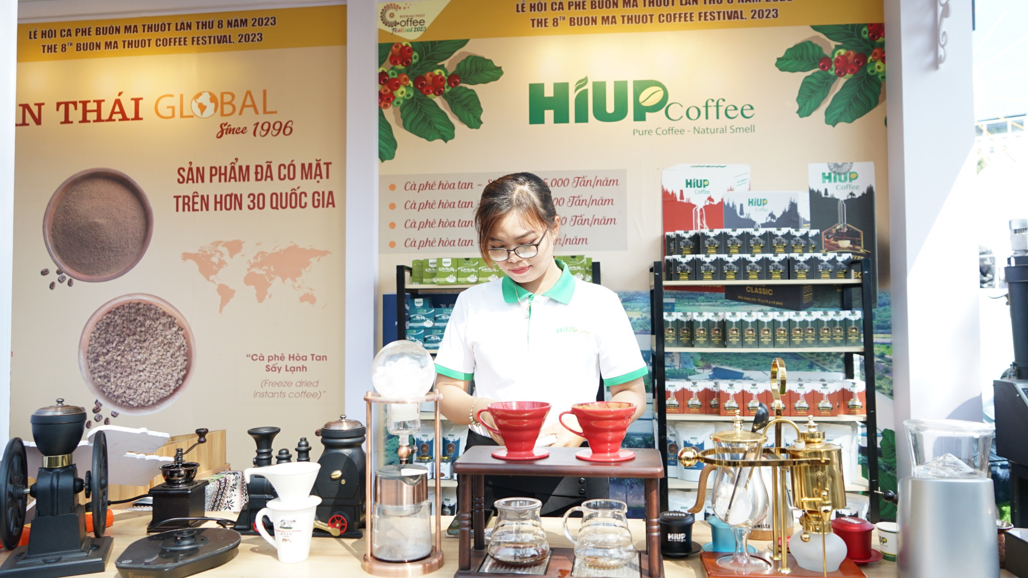có 8 doanh nghiệp nước ngoài với 32 gian hàng trưng bày các sản phẩm cà phê của các nước trồng và xuất, nhập khẩu cà phê hàng đầu thế giới.