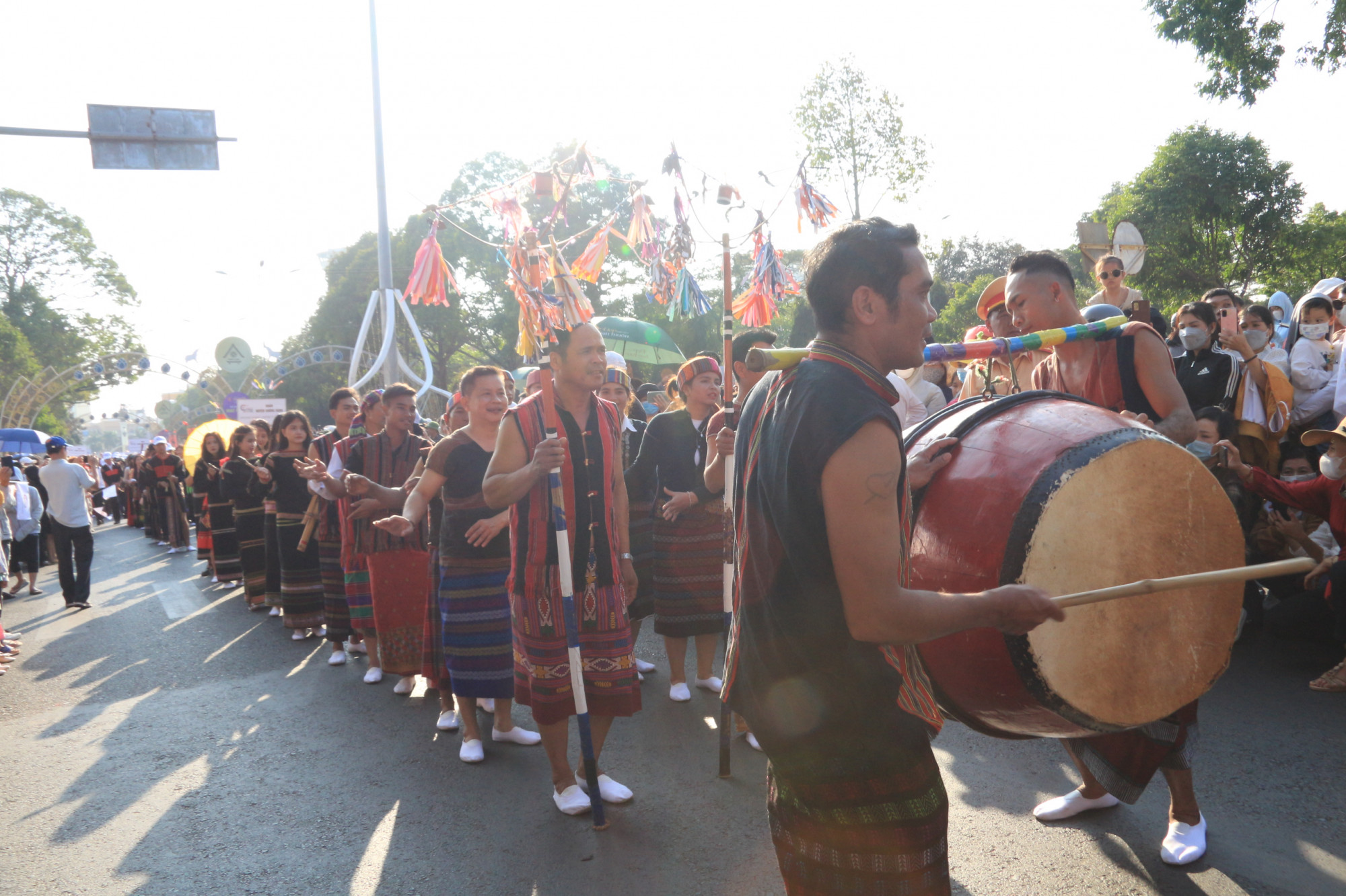 Người dân tập trung đông đúc hai bên đường để xem các đoàn thực hiện nghi thức diễu hành.