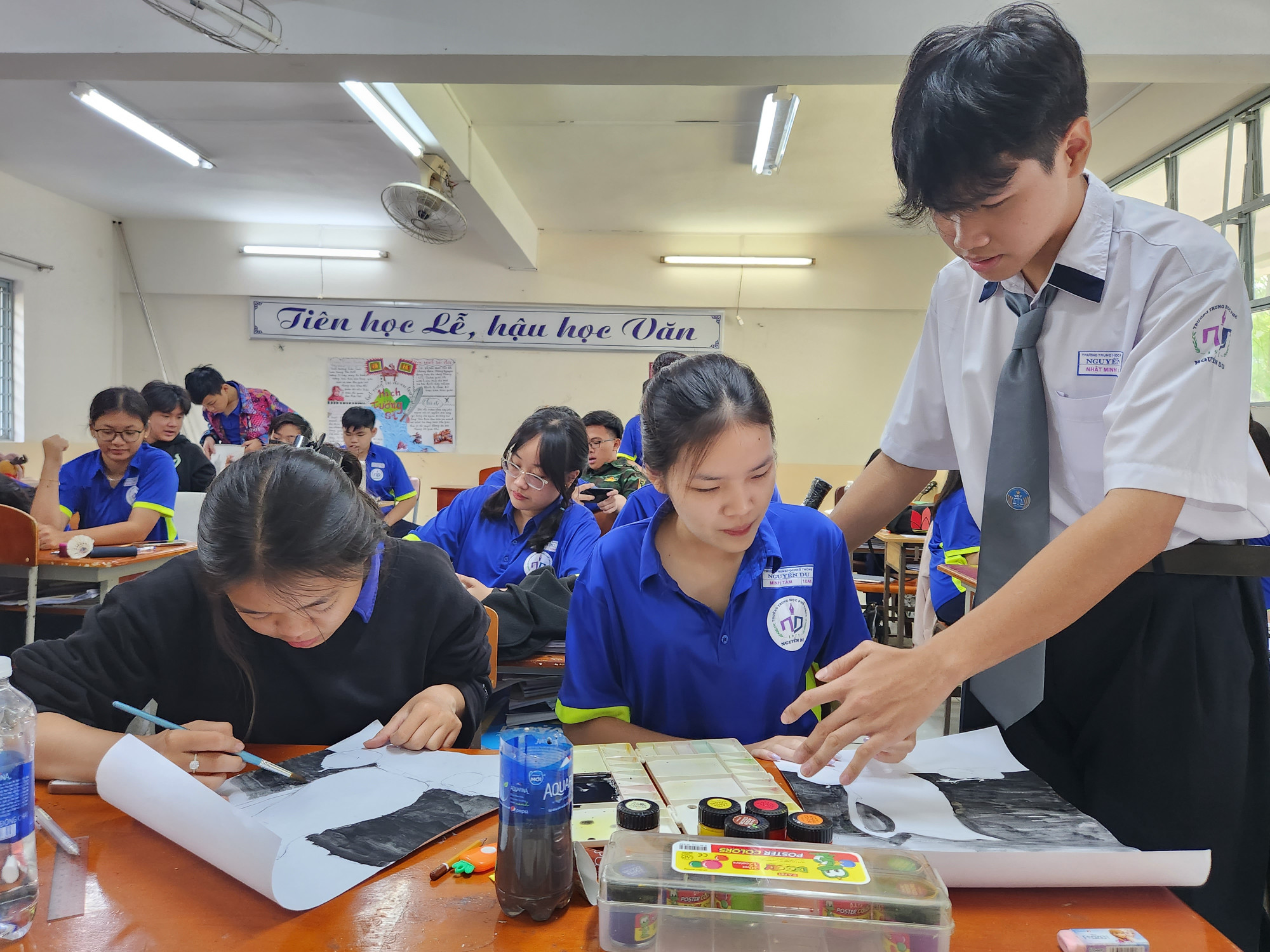 Nguyễn Huỳnh Nhật Minh sắm vai giáo viên mỹ thuật lớp 10A6