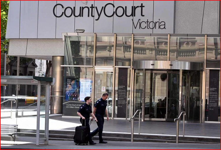 Người phụ nữ đang theo dõi phiên tòa xét xử một vụ án cấp cao tại Tòa án Quận Victoria ở trung tâm Melbourne thì thẩm phán ra lệnh cho cô ấy rời đi. ẢNH: AFP