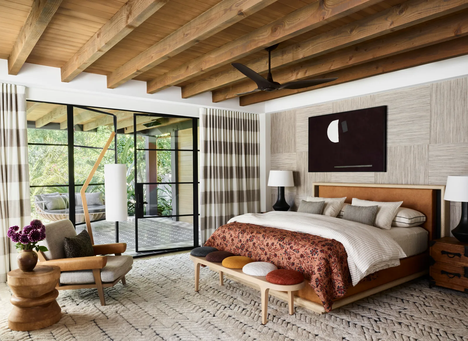 Một phòng ngủ Địa Trung Hải tập trung vào cuộc sống trong nhà và ngoài trời, được thiết kế bởi Lucas.  Ảnh: Douglas Friedman 