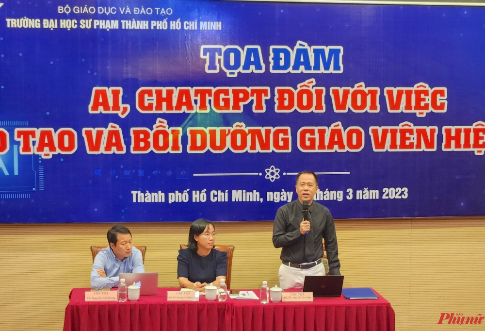 Giáo sư Huỳnh Văn Sơn - Hiệu trưởng Trường đại học Sư phạm TPHCM - chia sẻ tại tọa đàm