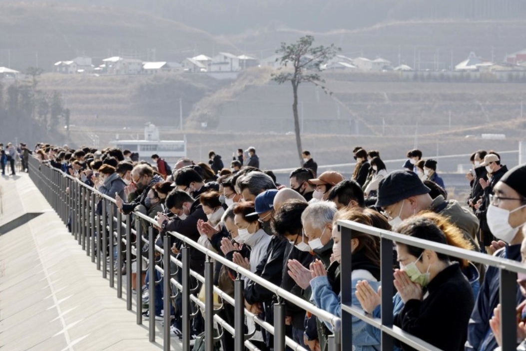 Người dân mặc niệm vào lúc 14g46, thời điểm xảy ra trận động đất mạnh 9 độ richter ngoài khơi bờ biển Nhật Bản vào ngày 11/3/2011, tại Rikuzentakata, tỉnh Iwate