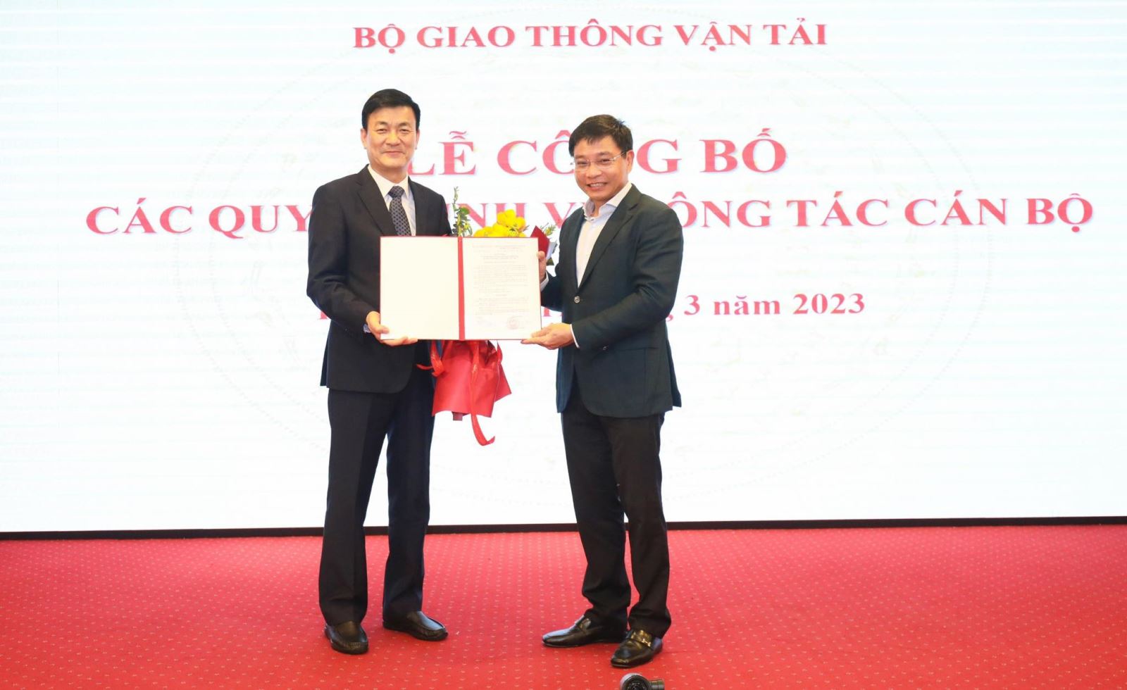 Tân Cục trưởng Cục Đăng kiểm Việt Nam Nguyễn Chiến Thắng (trái). Ảnh: Quang Toàn/TTXVN