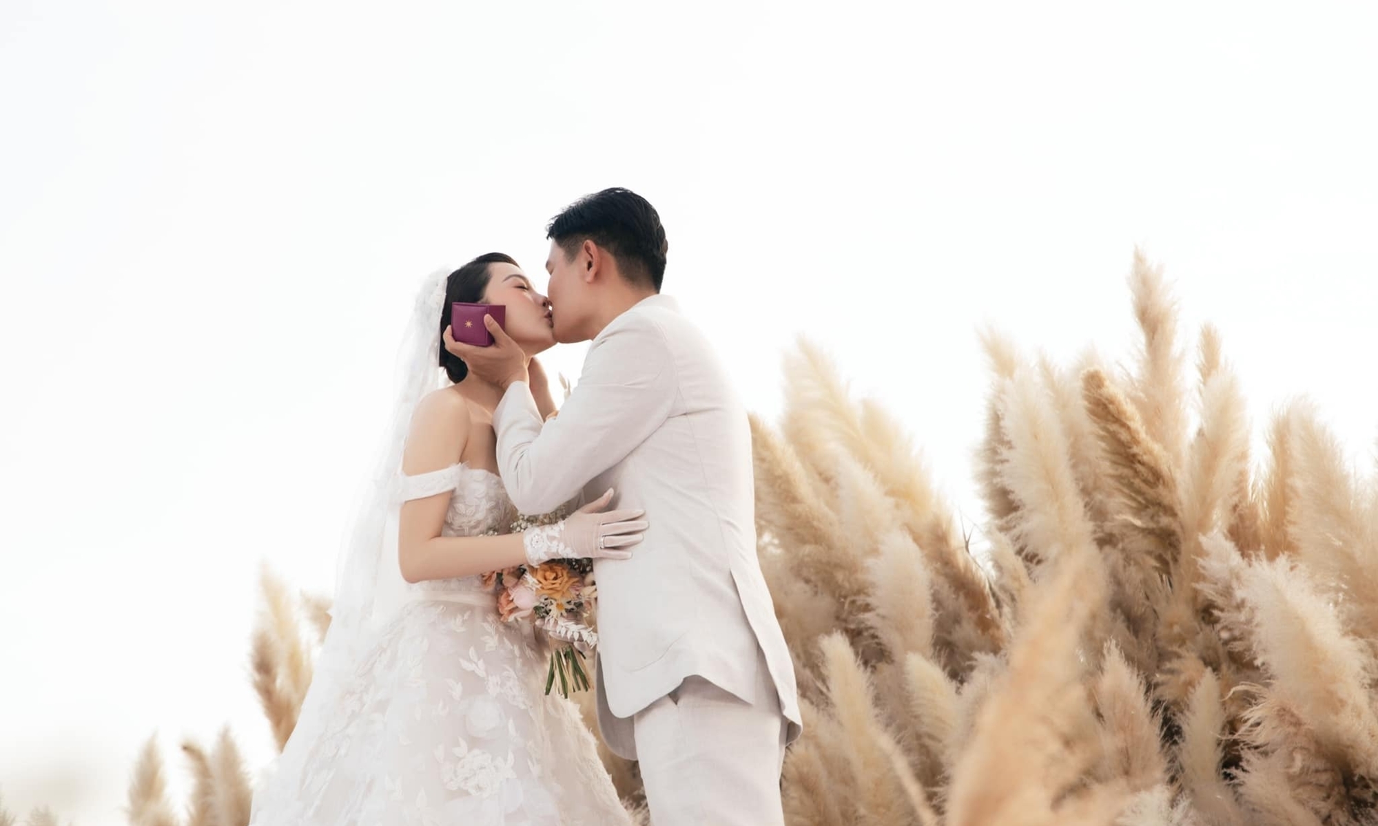 Ca sĩ Minh Hằng và chồng trong hôn lễ vào tháng 6/2022