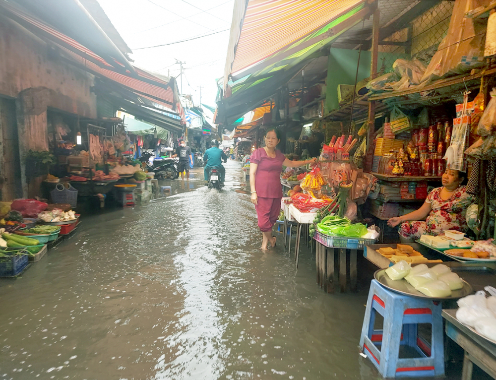 Sau khi nâng đường Hồ Học Lãm, chợ khu phố 2 (phường An Lạc, quận Bình Tân) ế ẩm  do thường xuyên bị ngập (ảnh chụp ngày 20/9/2022) - ẢNH: S.V