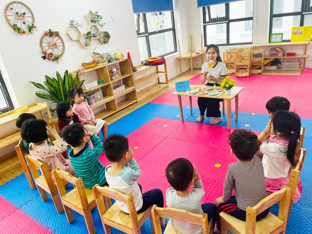 Chọn trường mầm non cho con phụ huynh cần căn cứ vào trình độ của giáo viên để đảm bảo con có môi trường học tập tốt nhất (ảnh minh họa Hồng Ân, chụp tại Trường mầm non Blue Star, Hà Nội)