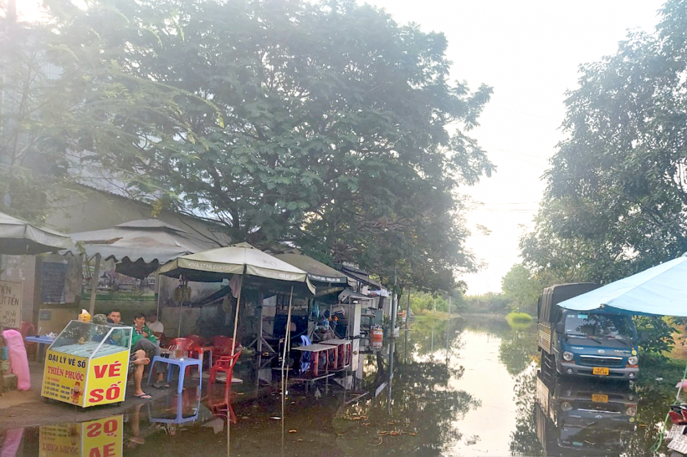 Con đường dẫn vào 2 trường mầm non ở khu tái định cư cảng Phú Định (quận 8) bị ngập sâu trong sáng 22/2/2023 - ảnh: S.V