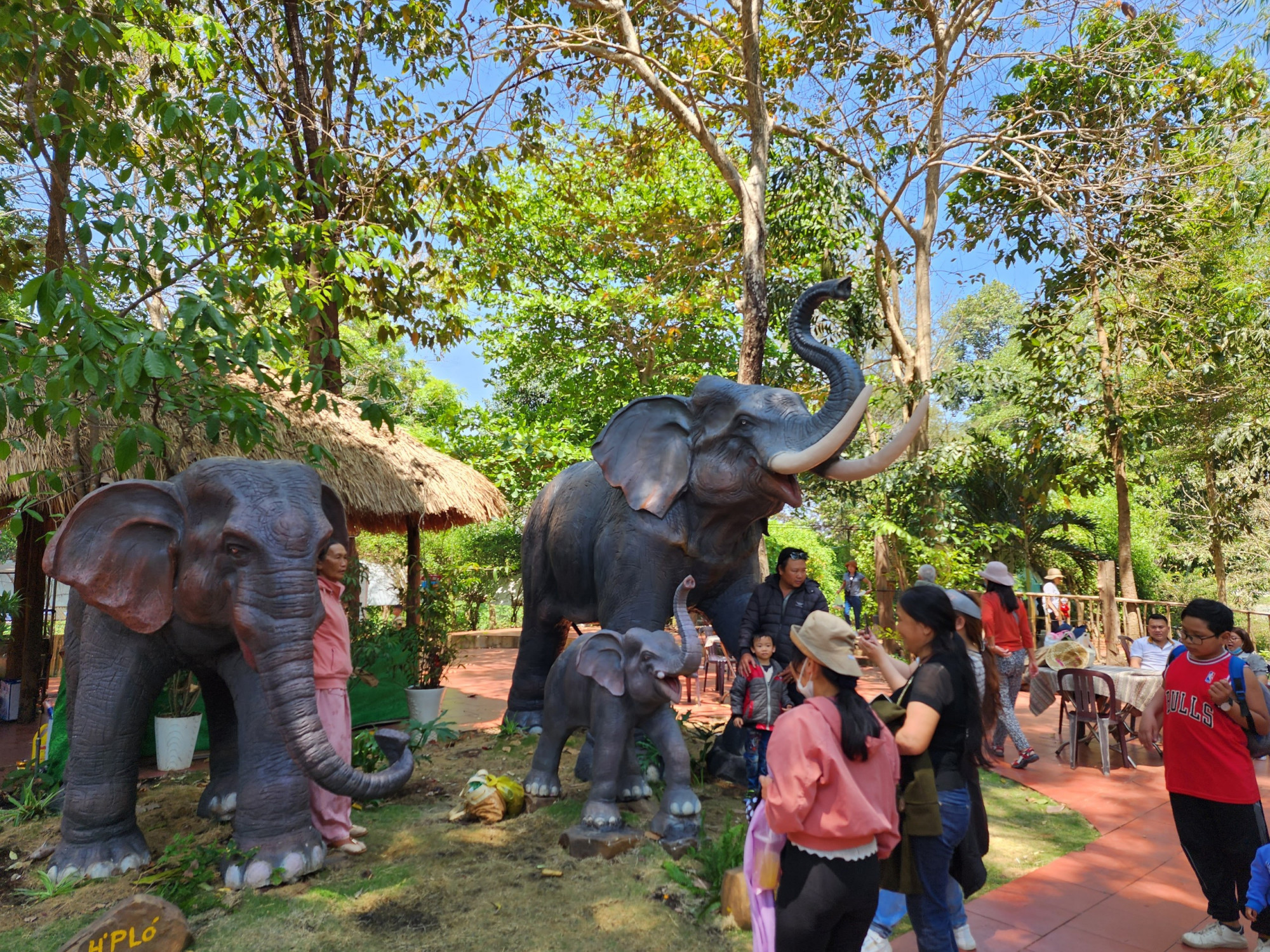 Du khách thích thú khi được chụp ảnh với các biểu tượng voi tại hội voi.