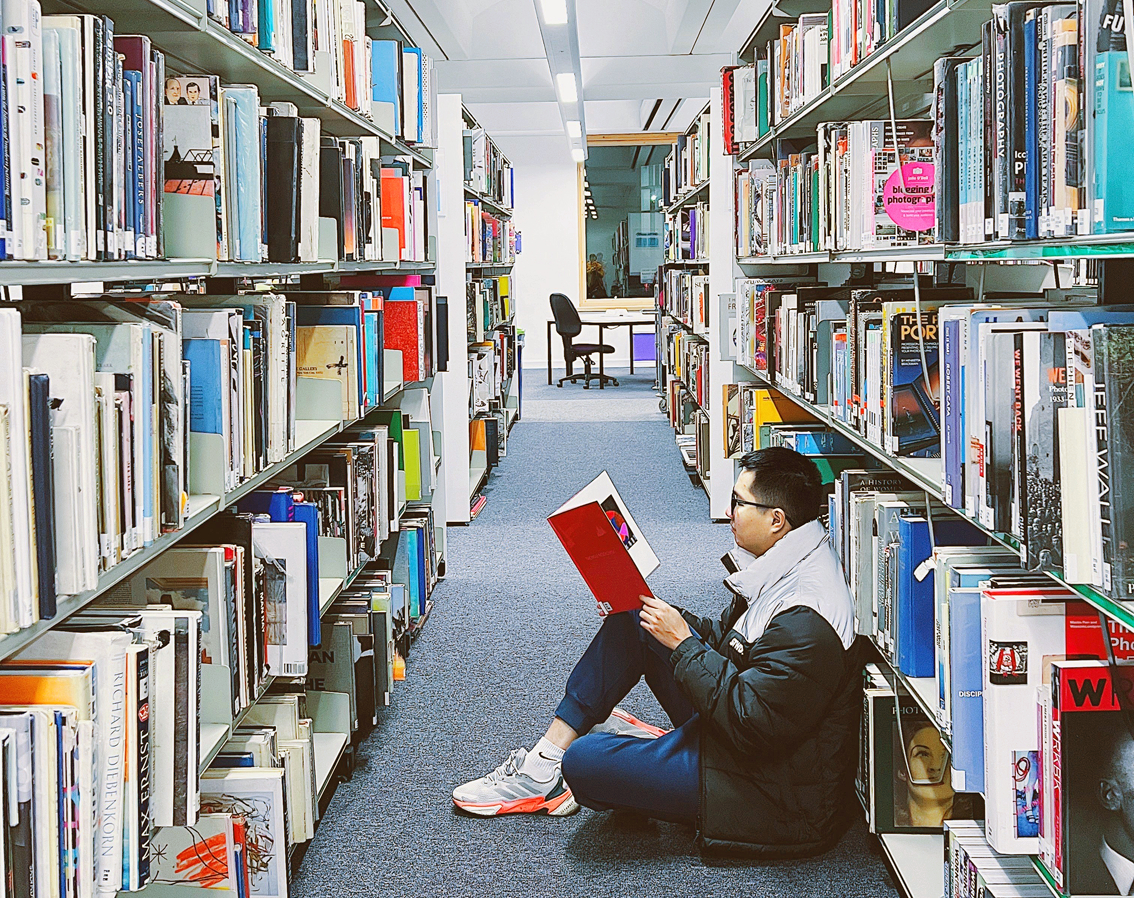 Bạn Đào Chi Đoàn - nghiên cứu sinh thạc sĩ tại Đại học Leeds Beckett (Anh) - chia sẻ: “Thư viện không chỉ là nơi để đọc và học, đó còn là một hình thức nghệ thuật để truyền cảm hứng cho mọi người” - ẢNH: NHÂN VẬT CUNG CẤP