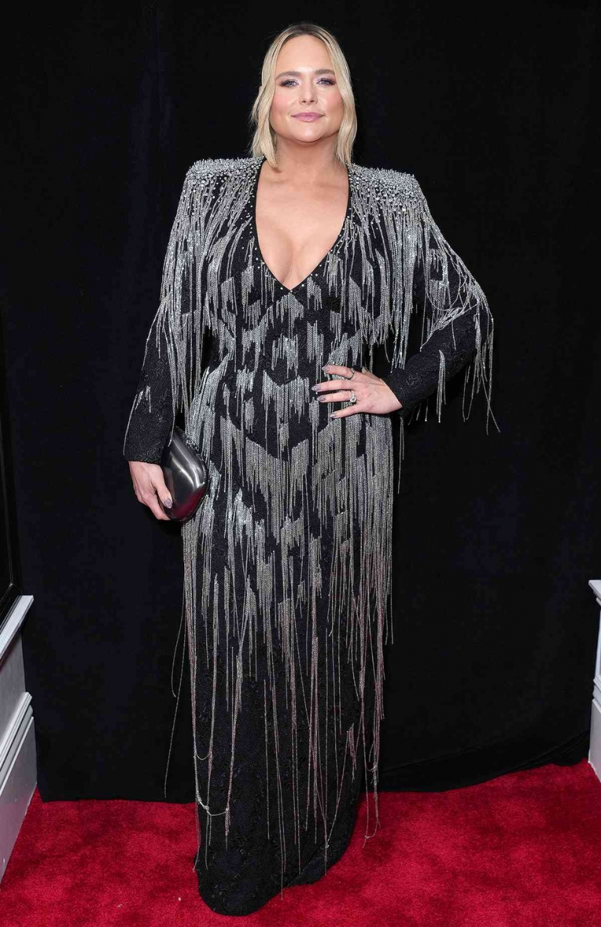 Trước đó, ca sĩ Miranda Lambert cũng chọn diện thiết kế của Lê Thanh Hoà khi dự lễ trao giải Grammy 2023.