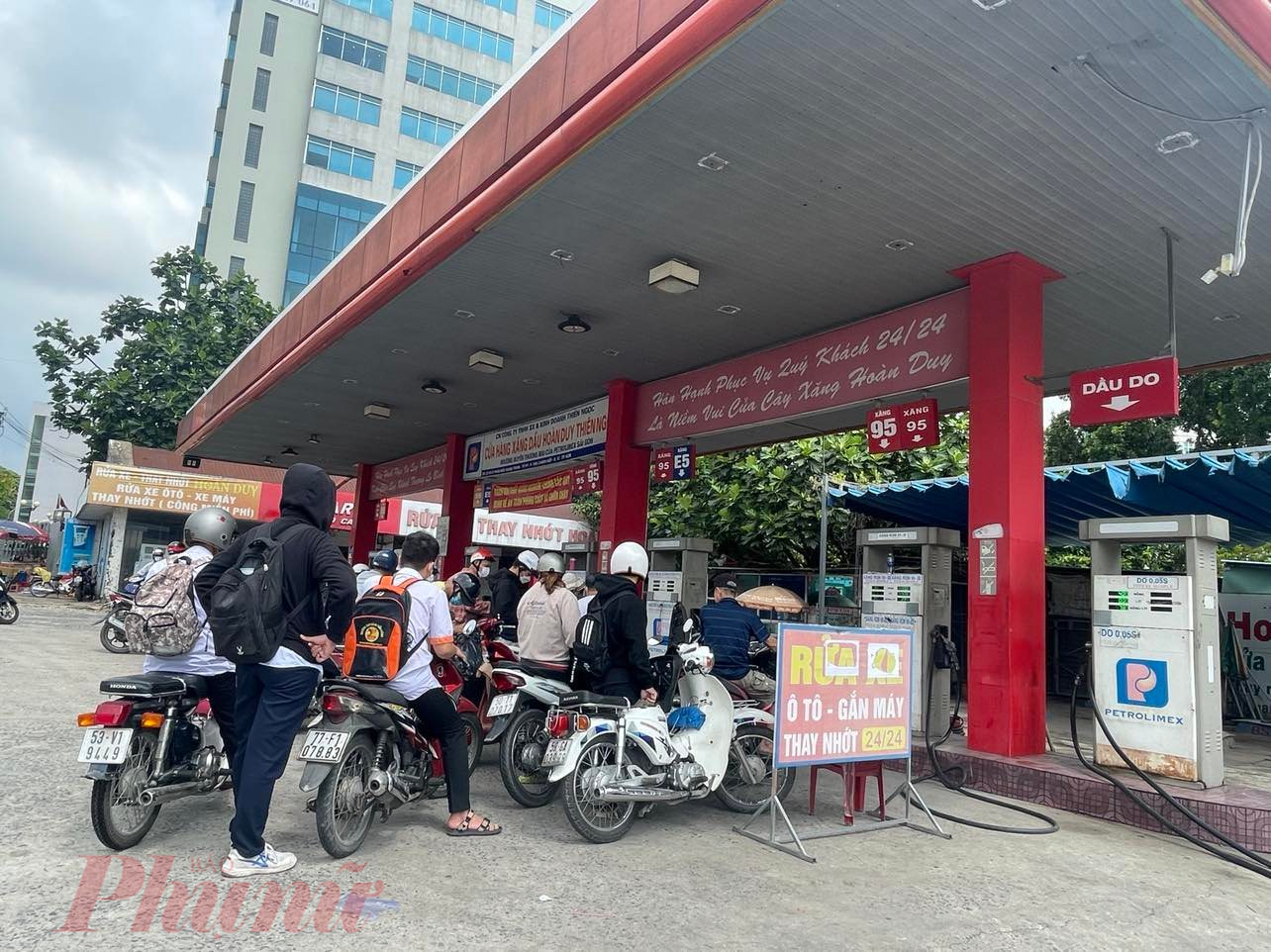 Giá xăng dầu chính thức tăng từ 15 giờ 00 chiều 13/3 - Ảnh: Nguyễn Cẩm
