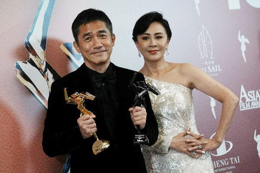 Vợ chồng Lương Triều Vỹ và Lưu Gia Linh sau khi nhận giải thưởng tại 