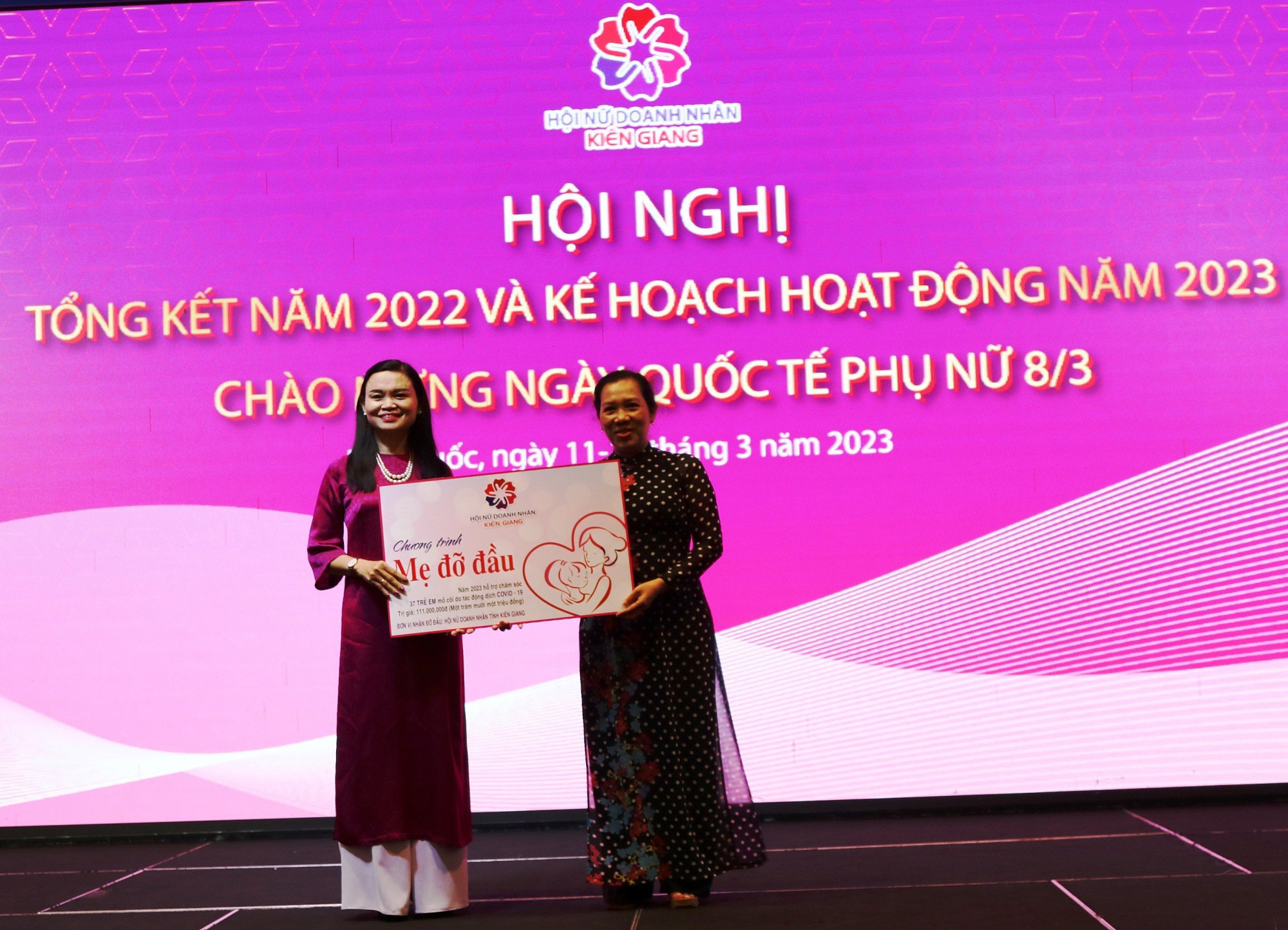 Hội Nữ doanh nhân tỉnh Kiên Giang trao bảng tượng trưng 111 triệu đồng cho chương trình “mẹ đỡ đầu” 37 trẻ em mồ côi do ảnh hưởng của dịch COVID-19.