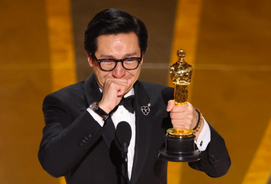 Diễn viên Quan Kế Huy khóc nghẹn khi nhận tượng vàng Oscar