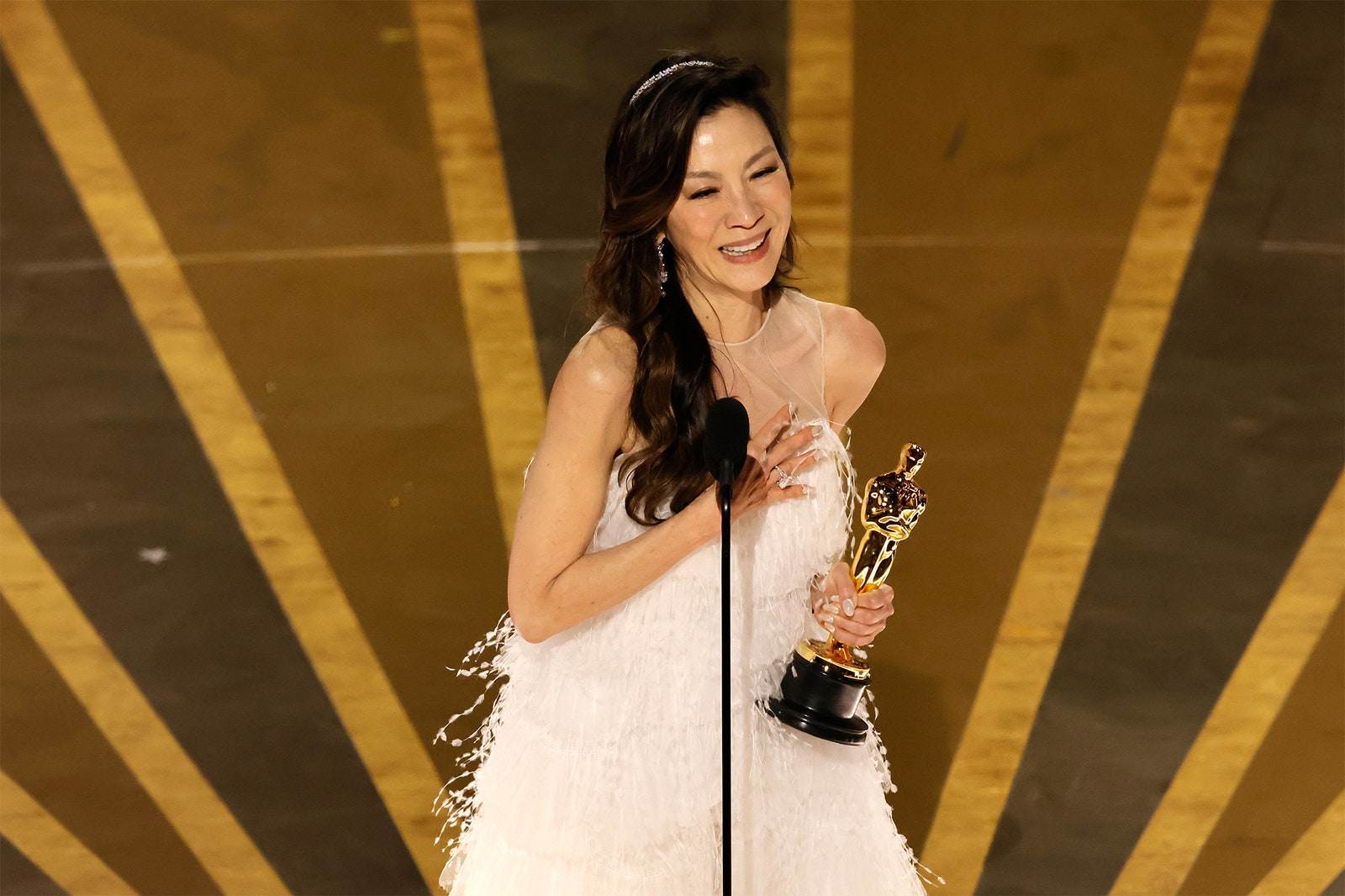 Dương Tử Quỳnh rạng rỡ trên sân khấu Oscar khi làm nên lịch sử cho diễn viên gốc Á