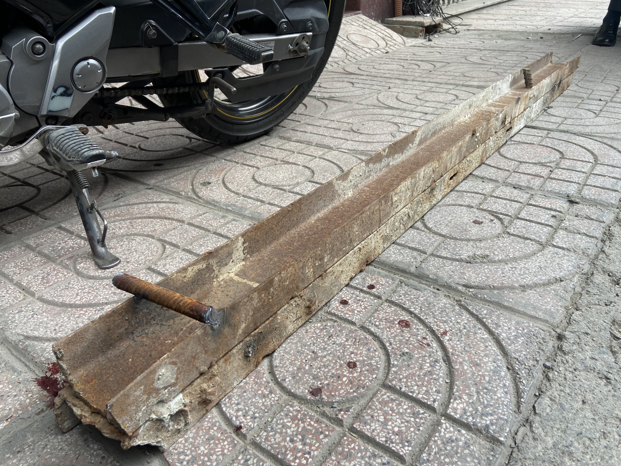 Thanh thép từ công trình xây dựng ở Nha Trang rơi trúng đầu người đi đường - Ảnh: N.H