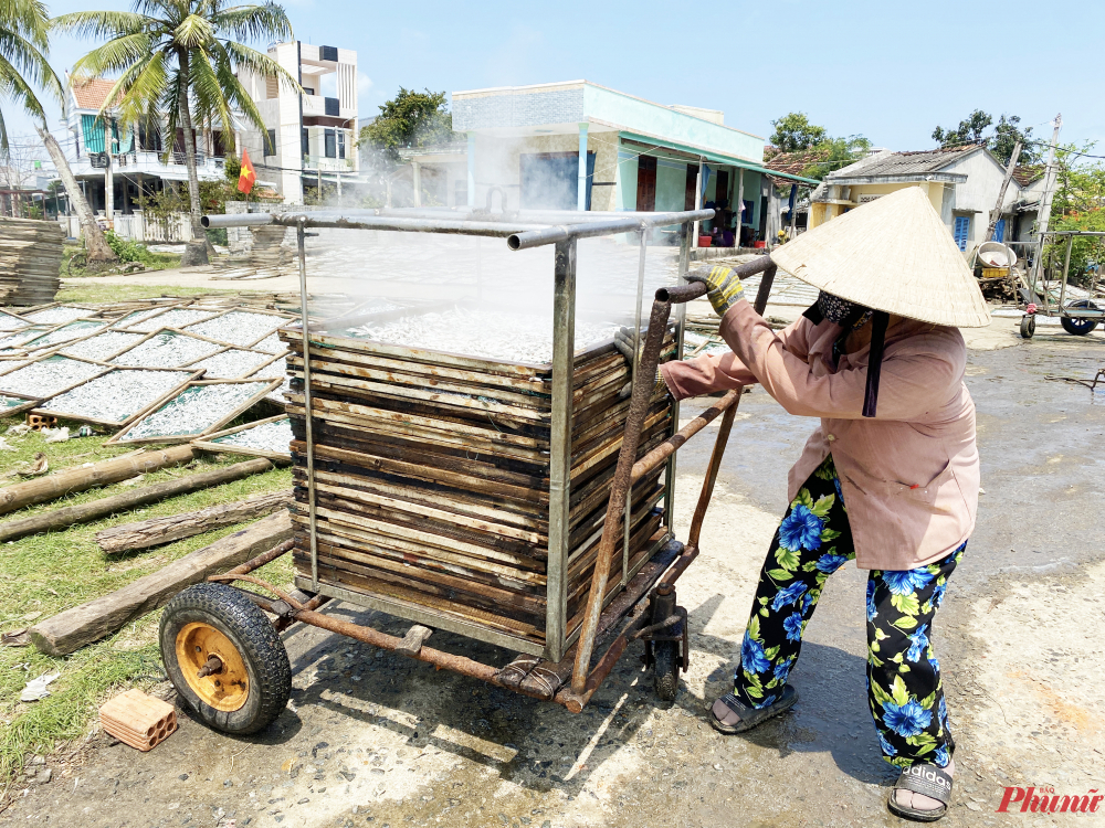 Lao động ngoài nắng thường được trả công từ 30.000 đồng đến 35.000 đồng 1 giờ - ảnh Thanh Vạn