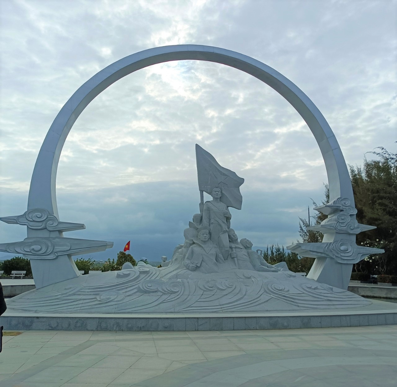 Cụm tượng đài “Vòng tròn bất tử” và “Những người nằm lại phía chân trời” khắc họa hình ảnh 64 người con quả cảm của Tổ quốc, trong giây phút cuối cùng vẫn giữ chặt lá cờ Tổ quốc trên tay để đánh dấu mốc chủ quyền trên đảo Gạc Ma