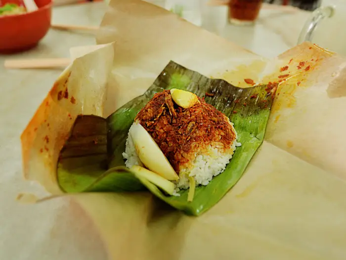 5. Nasi lemak: Món ăn quốc gia của Malaysia có thể khác nhau giữa các bang, nhưng nó thường bao gồm cơm dừa thơm, sambal belacan, các loại thịt như cá hoặc gà, trứng, dưa chuột, đậu phộng và cá cơm khô. Lemak là một loại hương vị dành riêng cho món ăn Mã Lai , mô tả độ đậm đà hoặc béo ngậy của món ăn làm từ nước cốt dừa.