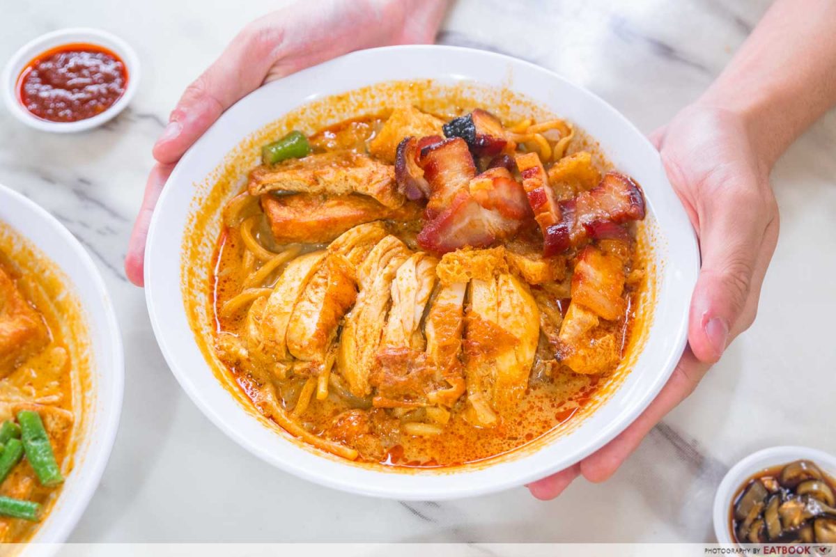 Cà ri laksa: Món ăn này bao gồm mì mee vàng và nước sốt đặc, cay và mặn. Phiên bản quê hương của Yeoh được làm bằng sambal belacan , một loại gia vị làm từ ớt có hương vị với nước cốt chanh và mắm tôm.