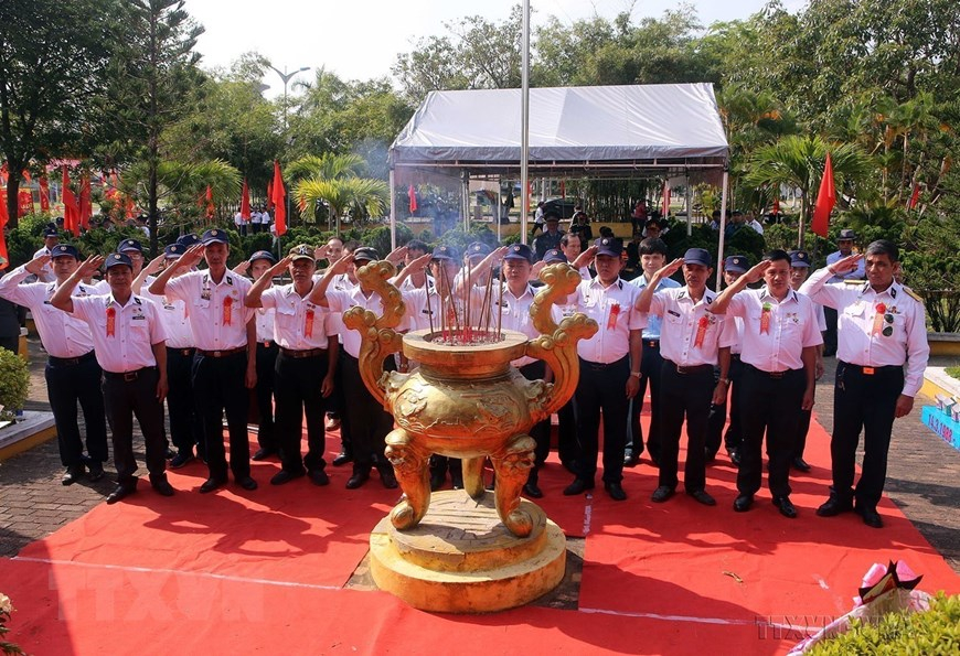 Cựu chiến binh Ban Liên lạc truyền thống bộ đội Trường Sa tại Đà Nẵng tổ chức tưởng niệm, tri ân các liệt sỹ hy sinh tại Gạc Ma (Đà Nẵng, 12/3/2023). (Ảnh: Trần Lê Lâm/TTXVN)