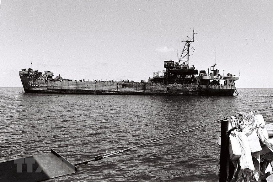Tàu HQ-505, con tàu duy nhất không bị chìm do thuyền trưởng Vũ Huy Lễ quyết định cho tàu “ủi bãi” lên đảo Cô Lin sau khi bị tàu địch bắn cháy, trở thành cột mốc chủ quyền sống của Việt Nam. Đảo Cô Lin vì thế được giữ vững đến hôm nay. Với chiến công oanh liệt, tàu HQ-505 được Nhà nước tuyên dương Anh hùng lực lượng vũ trang nhân dân (Ảnh: Tư liệu/TTXVN phát)
