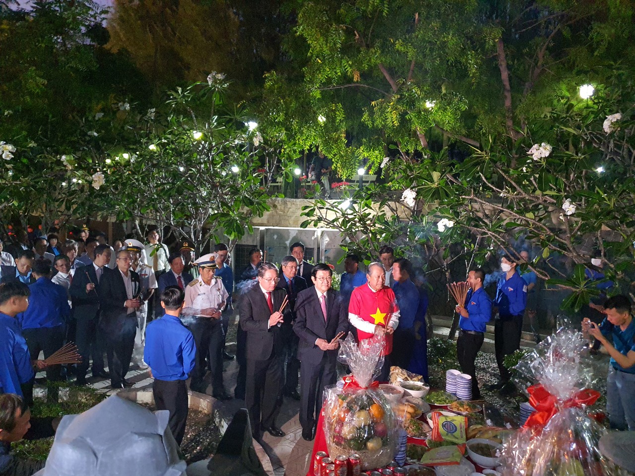 Các đại biểu, thân nhân cùng các đoàn dâng hương tưởng niệm tại khu mộ gió của 64 chiến sĩ Gạc Ma