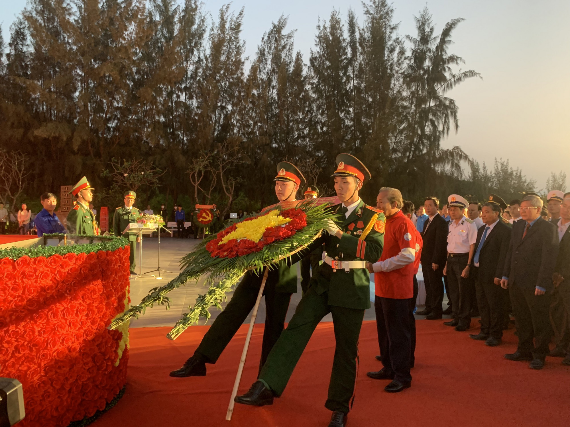 Các đoàn đại biểu dâng hương tại lễ tưởng niệm Lễ tưởng niệm 35 năm ngày 64 cán bộ, chiến sĩ hải quân nhân dân Việt Nam hi sinh bảo vệ chủ quyền biển, đảo (14/3/1988 – 14/3/2023)