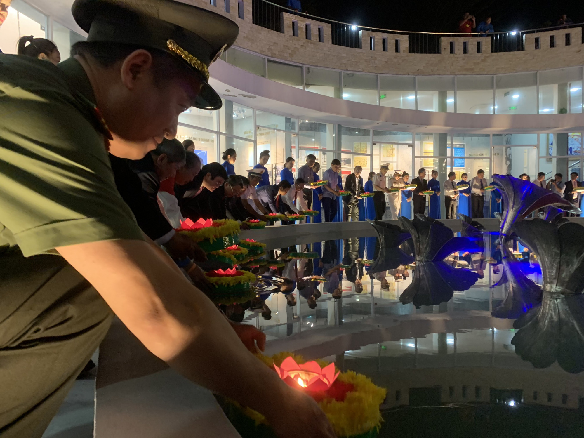 Thả hoa đăng tưởng niệm các chiến sĩ Gạc Ma đã hy sinh để bảo vệ Tổ quốc