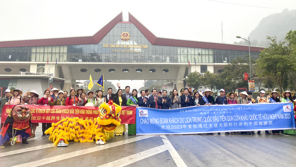 Đoàn khách Trung Quốc đầu tiên đến Việt Nam ngày 15/3/2023 qua cửa khẩu Hữu Nghị. Ảnh: Tổng Cục Du lịch