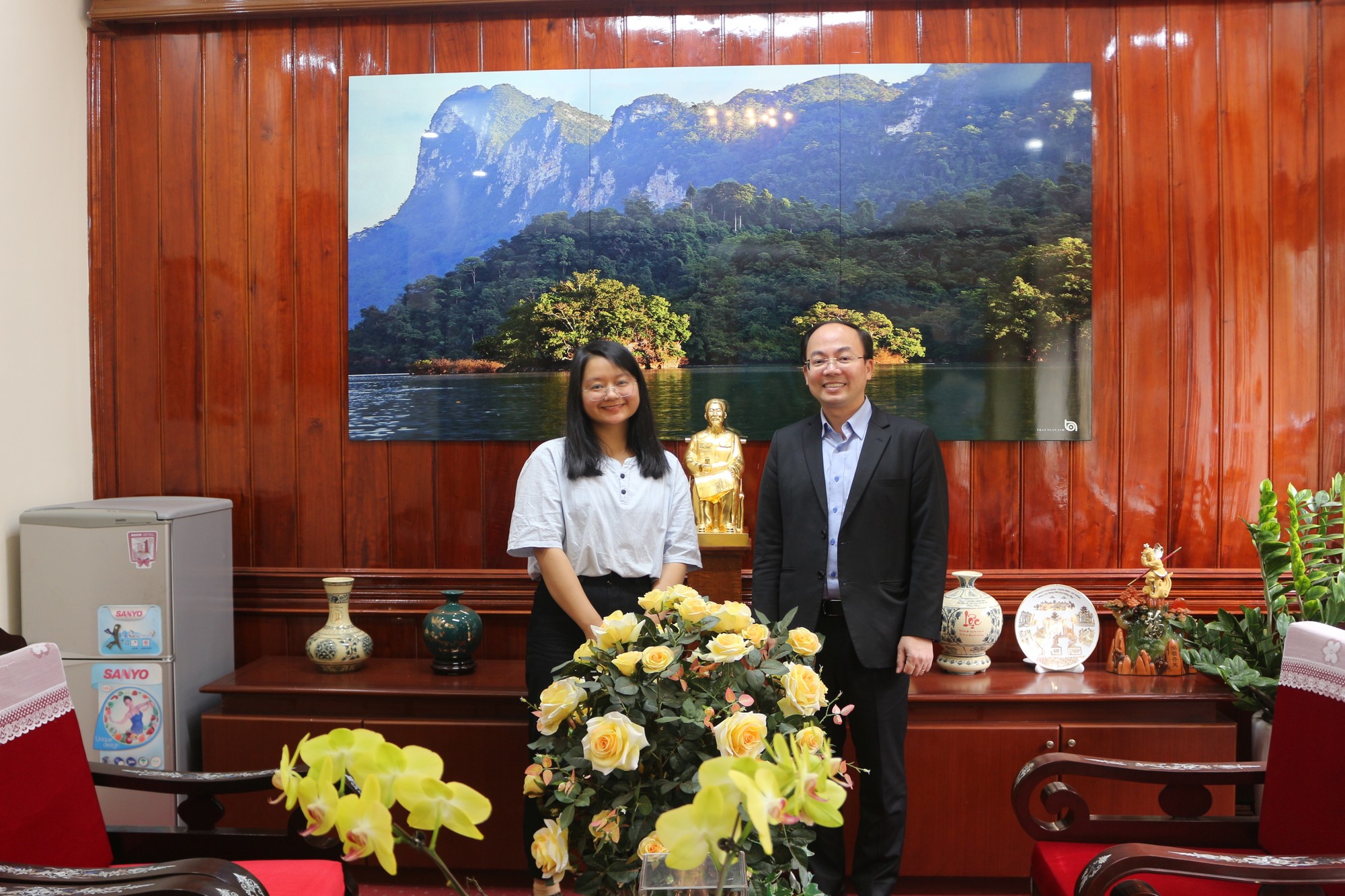 Hà Lệ Diễm và đồng chí Nguyễn Đăng Bình, Phó Bí thư Tỉnh Ủy, Chủ tịch UBNC tỉnh Bắc Kan 