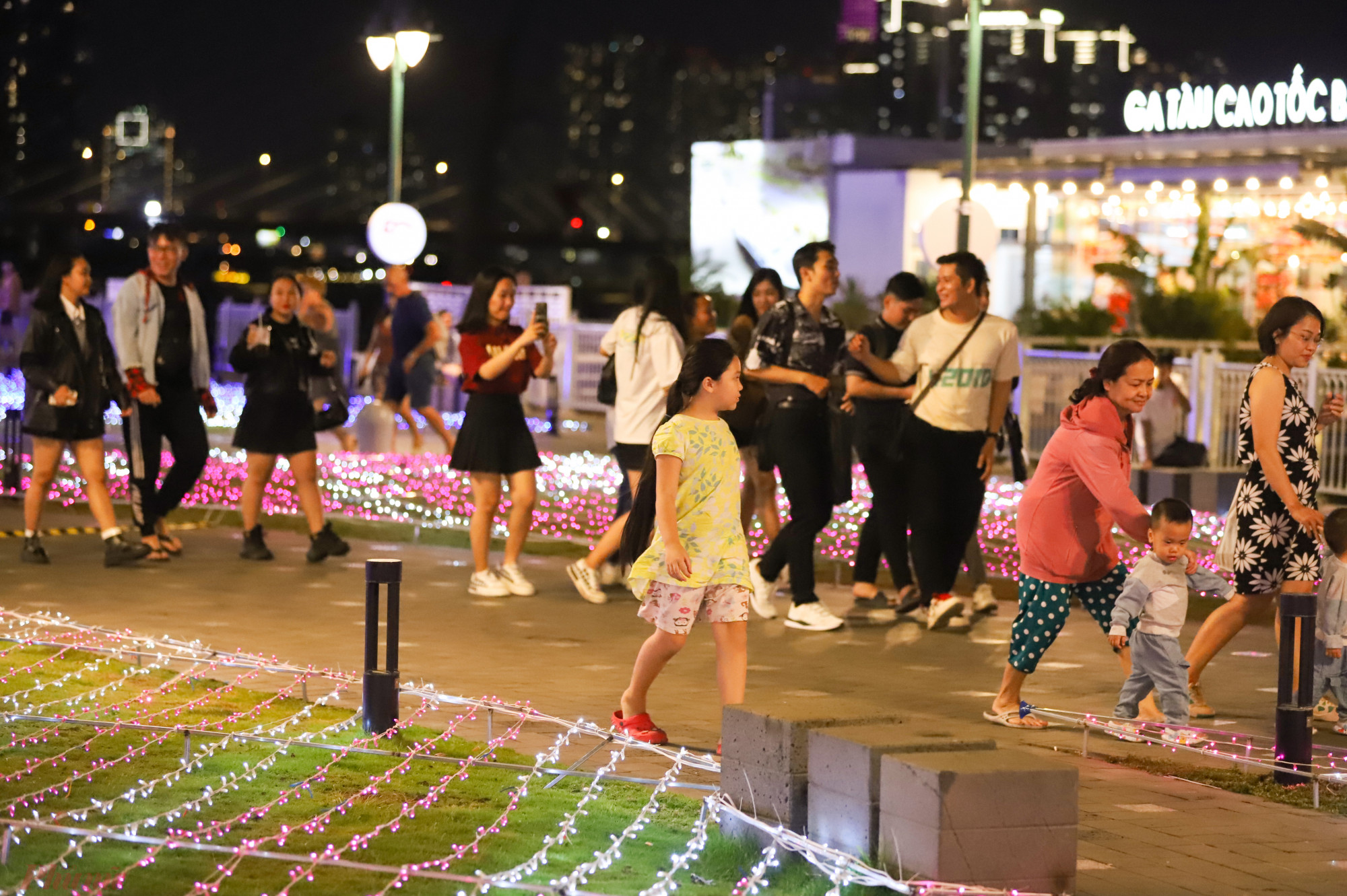 Từ 7g tối, hàng trăm người dân đã tập trung về khu vực công viên bến Bạch Đằng để vui chơi, thưởng thức hệ thống ánh sáng.