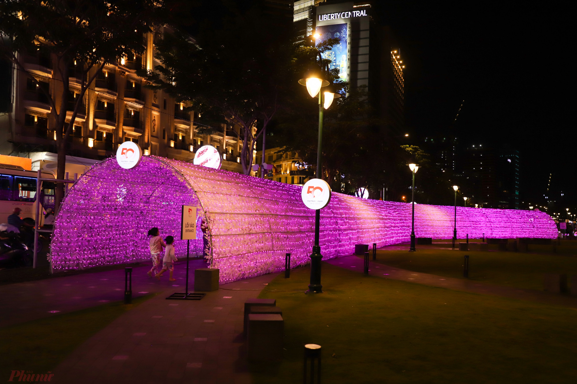 Đường hầm ánh sáng dài 50m, được thiết kế với hàng nghìn chiếc đèn LED tạo không gian bắt mắt ở Công viên bến Bạch Đằng