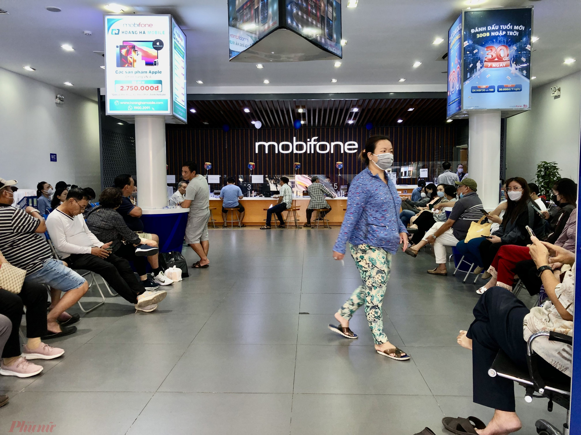 Lượng khách đến giao dịch tại cửa hàng Mobifone Hậu Giang rất đông.