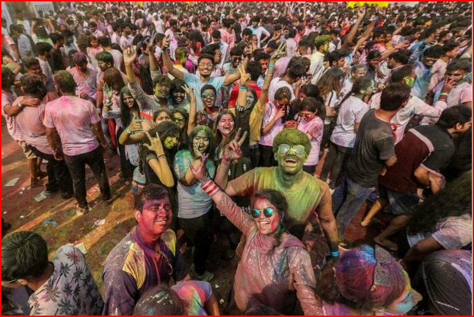 Những người vui chơi ăn mừng Holi ở Mumbai vào ngày 7 tháng 3. Quấy rối phụ nữ trong lễ hội mùa xuân của người Hindu là một vấn nạn ở Ấn Độ
