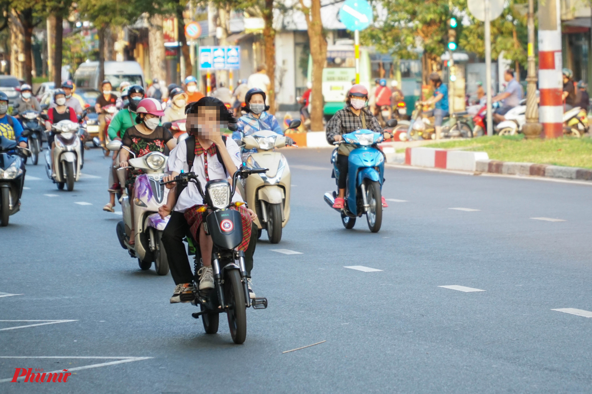 Trên nhiều tuyến đường lớn, hình ảnh học sinh không đội nón bảo hiểm, phóng nhanh khiến nhiều người đi đường vô cùng lo ngại